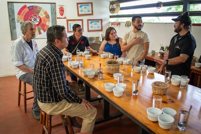 Glenn Jampol acompa?a sus huspedes a una degustacin de caf. 