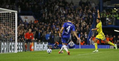 Cesc marca el cuarto gol del Chelsae.