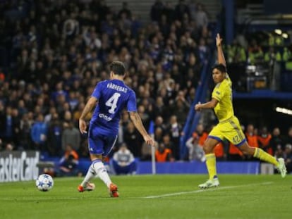 Cesc marca el cuarto gol del Chelsae.