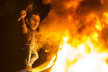 La figural del alcalde Xulio Ferrerio arde en la falla instalada por primera vez en la playa de Riazor de A Coruña.