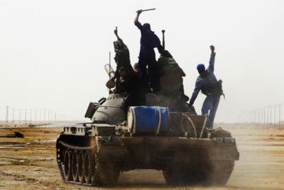 Rebeldes contrarios al régimen de Gadafi se hacen fuertes en un tanque en Bengasi.