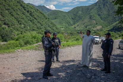 Priest Filiberto Velázquez speaks with members of the police, in September 2023.