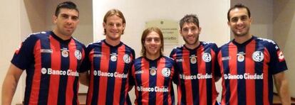 Los jugadores de San Lorenzo con la nueva camiseta