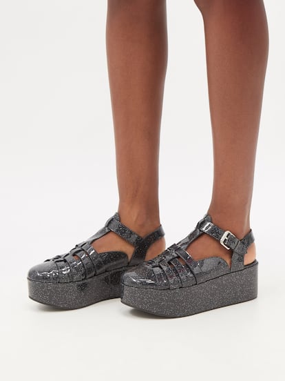 Estas sandalias de Loewe están confeccionadas en una piel brillante con purpurina que parece goma y su diseño se inspira en las míticas cangrejeras de toda la vida.

790€