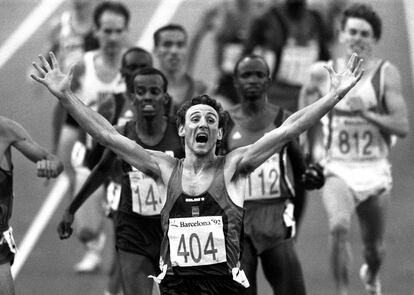 Fermín Cacho entra victorioso en la meta en la final de 1.500 metros de los Juegos Olímpicos de Barcelona, el sábado 8 de agosto de 1992.