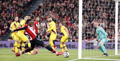 El delantero del Athletic Iñaki Williams remata y mete un gol que sería anulado por fuera de juego. El marcador del partido, al final del primer tiempo, está todavía empatado a cero.