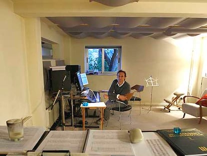 El compositor Alberto Iglesias, en su estudio madrileño.