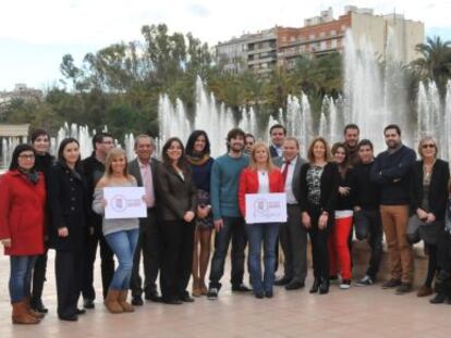 El equipo de campa&ntilde;a de Ximo Puig se present&oacute; en Valencia. Combina cargos como Jorge Rodr&iacute;guez, alcalde de Ontinyent, o Jos&eacute; Manuel Orengo, portavoz en la Diputaci&oacute;n, y personas no afiliadas, veteranos y j&oacute;venes. Su directora, Rosa Peris, destac&oacute; que, en consonancia con unas primarias abiertas, permanecer&aacute; abierto a incorporar ciudadanos durante todo el proceso.