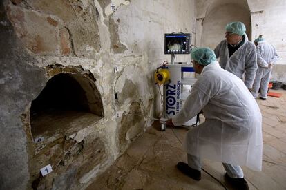 Trabajos del equipo cient&iacute;fico que busca los restos de Cervantes en el convento de las Trinitarias. 