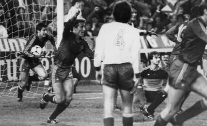 Rincón y Santillana (con el balón) celebran uno de los goles del 12-1 a Malta.