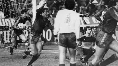Rincón y Santillana (con el balón) celebran uno de los goles del 12-1 a Malta.