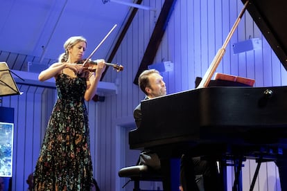 La violinista Vilde Frang y el pianista Leif Ove Andsnes, durante la interpretación de Bartók, el 7 de agosto en Rosendal.