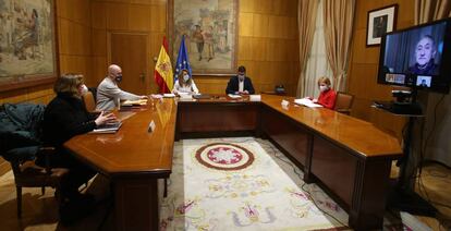 Imagen de la reunión de la ministra de Trabajo, Yolanda Díaz, con los responsables patronales y sindicales que acudieron a la reuión para fijar los temas de negociación del diálogos social para el semestre.