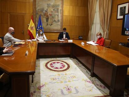 Imagen de la reunión de la ministra de Trabajo, Yolanda Díaz, con los responsables patronales y sindicales que acudieron a la reuión para fijar los temas de negociación del diálogos social para el semestre.