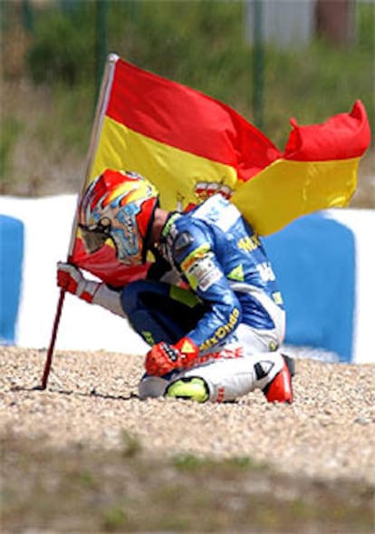 Pablo Nieto sujeta la bandera española tras su victoria en el circuito de Estoril.