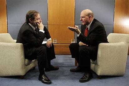 Steve Ballmer, consejero delegado de Microsoft (a la derecha), conversa con Juan Luis Cebrin.