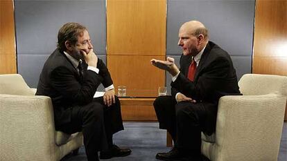 Steve Ballmer, consejero delegado de Microsoft (a la derecha), conversa con Juan Luis Cebrián.