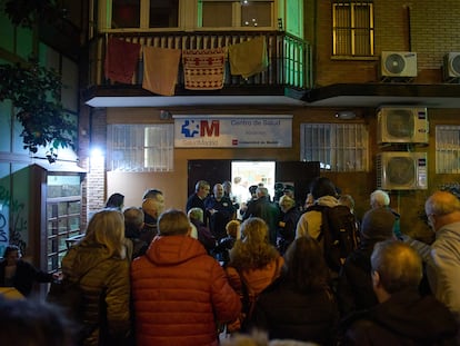 Varias personas protestan en el exterior del Centro de Salud Abrantes, en Carabanchel a 16 de febrero de 2024,