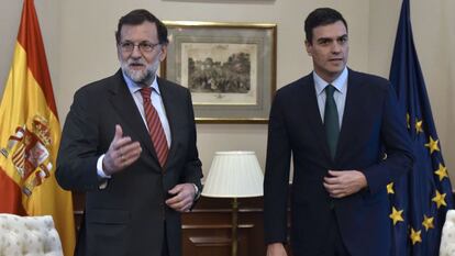 Mariano Rajoy e Pedro Sánchez, antes de seu breve encontro em uma sala do Congresso.