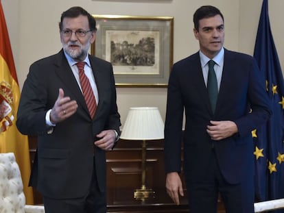 Mariano Rajoy e Pedro Sánchez, antes de seu breve encontro em uma sala do Congresso.