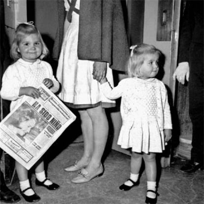 En la imagen, las infantas Cristina y Elena, cuando en el 30 de enero de 1968 se dirigían a la clínica para conocer al que sería heredero del trono.