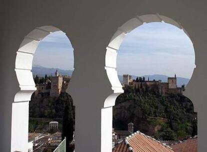 La Alhambra de Granada vista desde el alminar de la Gran Mezquita.