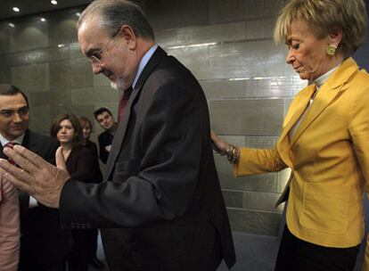 Pedro Solbes junto a la vicepresidenta primera, María Teresa Fernández de la Vega, ayer tras el Consejo de Ministros.