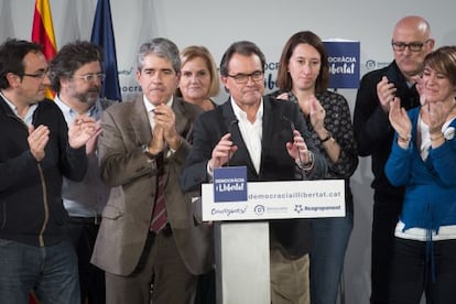 Artur Mas, junto al candidato por Barcelona de Democr&agrave;cia i Llibertat, Francesc Homs.