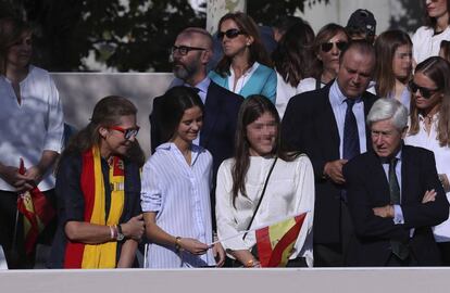 La infanta Elena, junto a su hija Victoria Federica, asiste al desfile del Día de la Fiesta Nacional que presiden los Reyes.