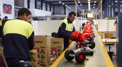 Línea de montaje de juguetes en la nueva factoría de Famosa en un polígono Alicante.