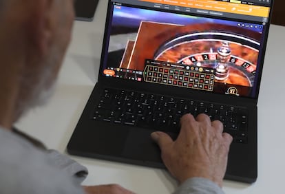 Una persona utiliza una web de juegos 'online' para apostar.  