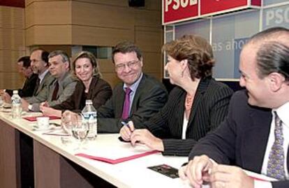Jordi Sevilla, en el centro, junto a los consejeros de Economía de las comunidades gobernadas por el PSOE.