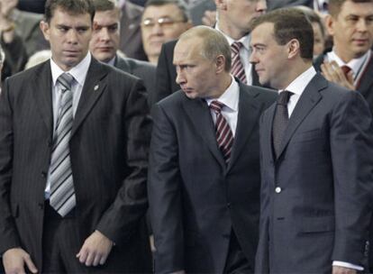 El presidente ruso, Dmitri Medvédev, a la derecha y el primer ministro, Vladímir Putin, en el centro, en el congreso de Rusia Unida.