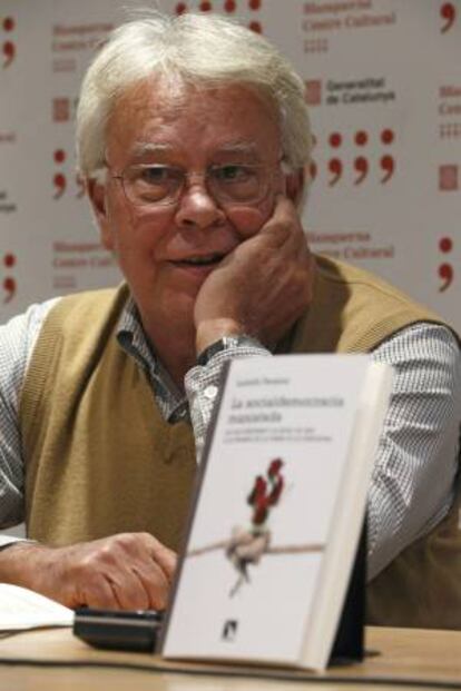 El expresidente del Gobierno Felipe Gonzalez, durante la presentación del libro de Ludolfo Paramio "La socialdemocracia maniatada-De los orígenes y la edad e oro a la trampa de la crisis de la Eurozona", hoy en Madrid.