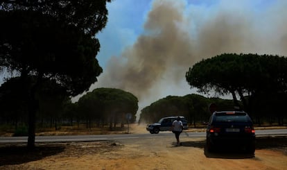 Columna de humo cerca de Mazagón (Huelva).