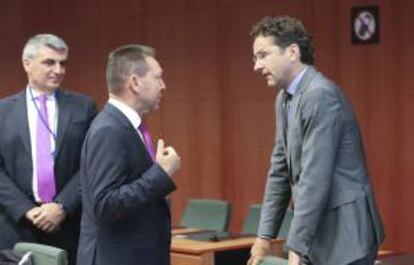 El ministro de Economía holandés y presidente del Eurogrupo, Jeroen Dijsselbloem (dcha), conversa con el ministro griego de Finanzas, Yannis Stournaras (c), durante la reunión de ministros de Finanzas del Eurogrupo en la sede del Consejo Europeo en Bruselas, Bélgica. EFE/Archivo