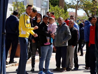 Unos residentes a la entrada del Centro de Estancia Temporal de Inmigrantes (CETI) de Melilla.