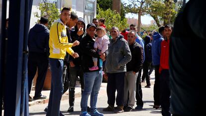 Unos residentes a la entrada del Centro de Estancia Temporal de Inmigrantes (CETI) de Melilla.