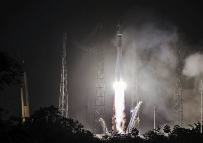 Lanzamiento del Soyuz con los satélites 13 y 14 del sistema de navegación Galileo en el puerto espacial de Kurú en la Guayana Francesa.