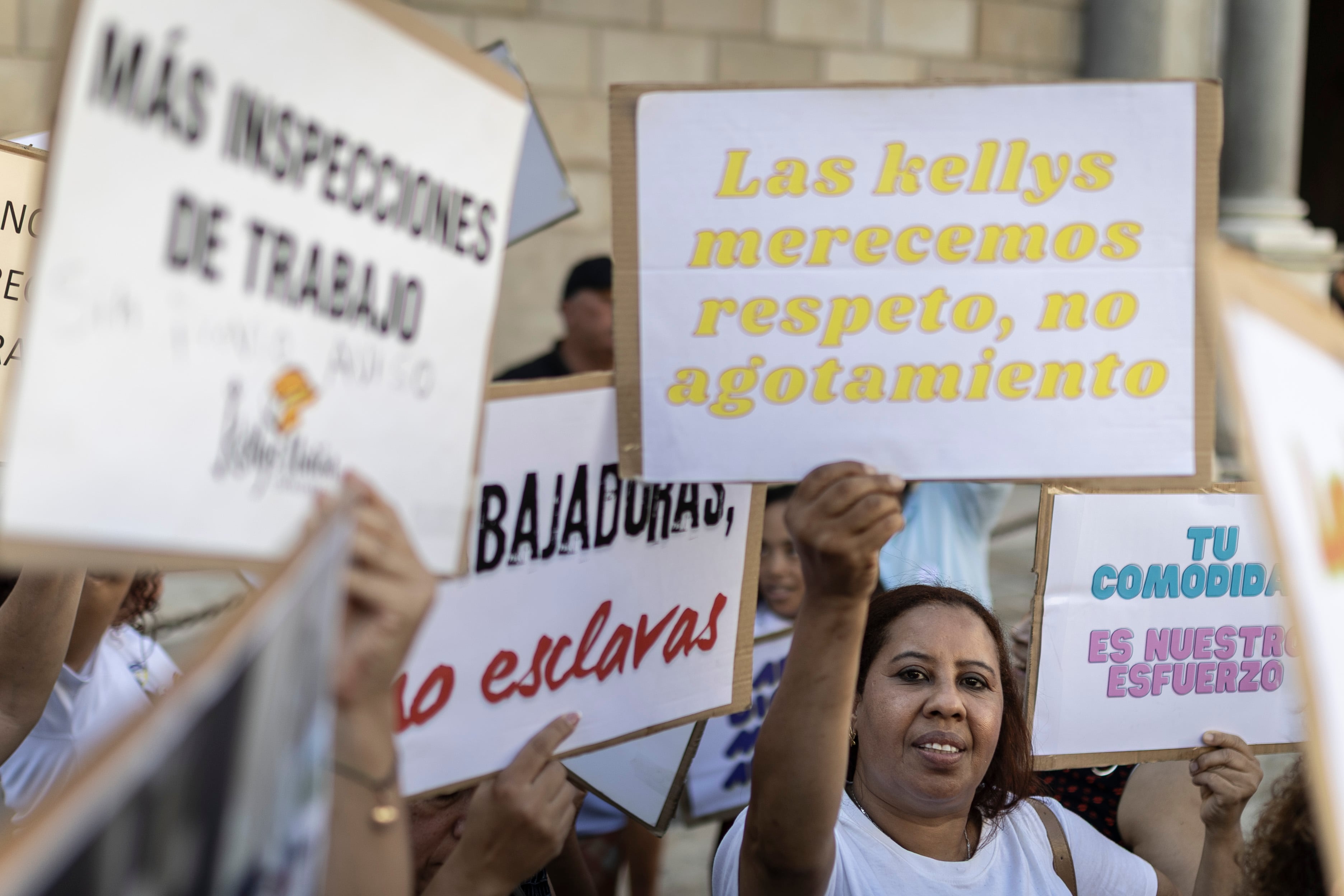 Protesta de las trabajadoras que limpian habitaciones de hotel (Las Kellys) en la concentración de este jueves en la plaza de Sant Jaume.