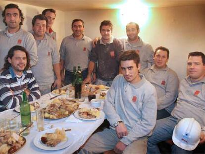 Trabajadores portugueses almuerzan en un restaurante de Vigo (Pontevedra).