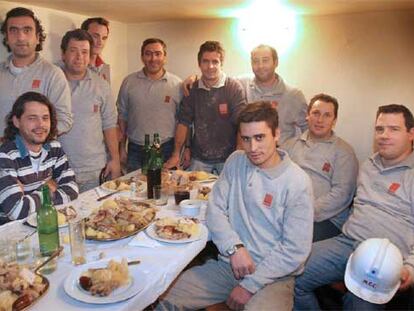 Trabajadores portugueses almuerzan en un restaurante de Vigo (Pontevedra).