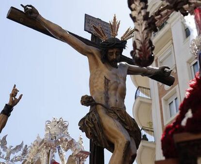 El Cristo del Desamparo de la Hermandad del Cerro procesiona el martes en Sevilla.