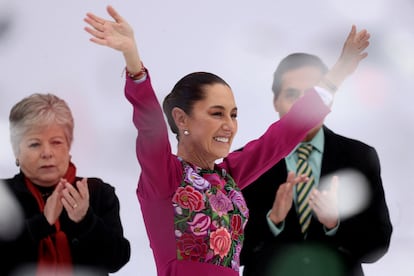 La presidenta Claudia Sheinbaum saluda al llegar al templete principal del Zcalo capitalino. 