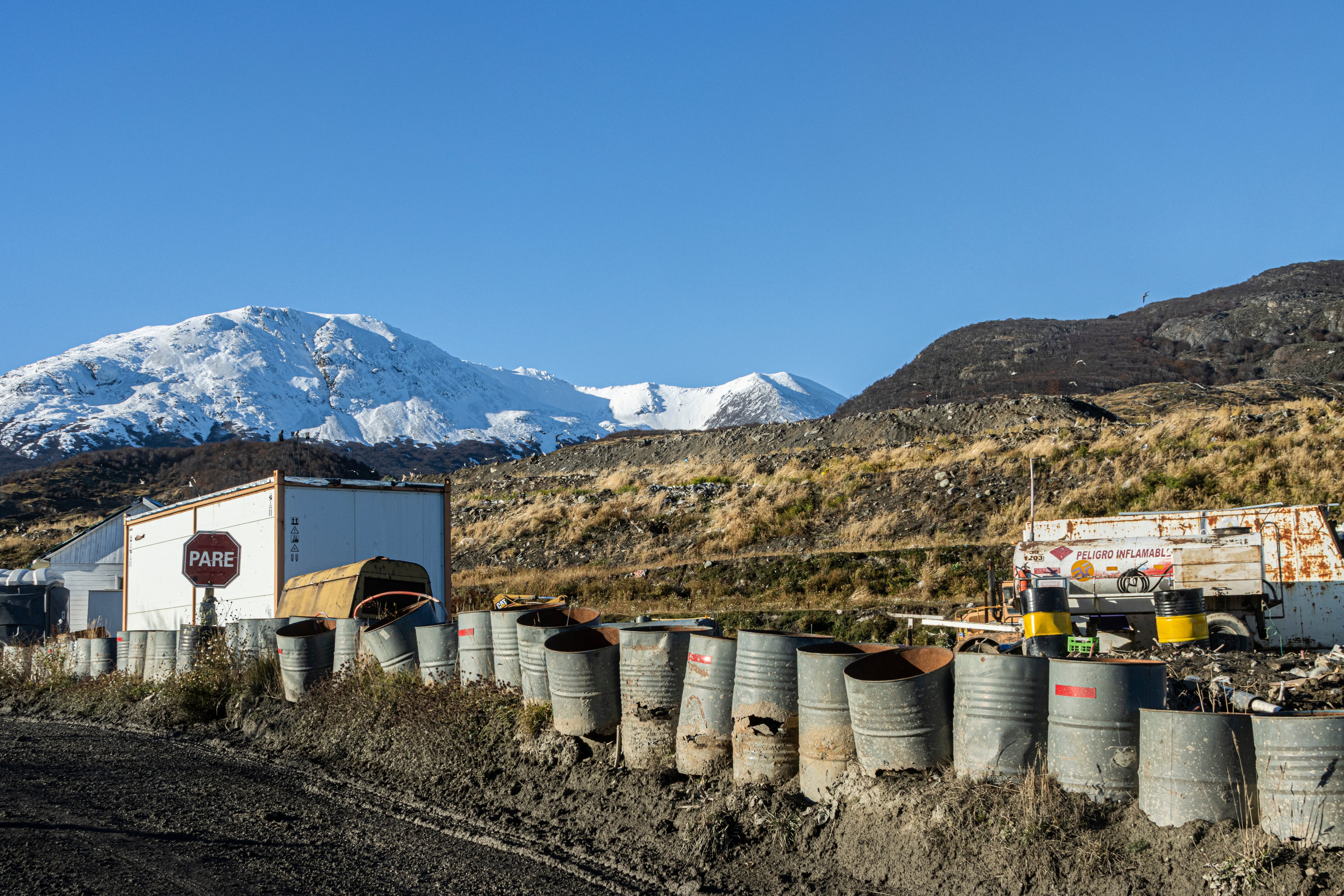 Botes delimitan basura delimitan el relleno sanitario de Ushuaia, este viernes.