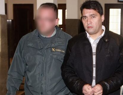 José Manuel García Adán entra a un juicio sobre trata en marzo de 2012 en Pontevedra.