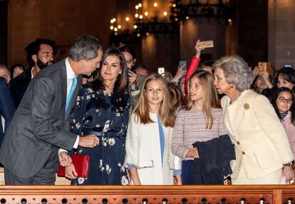 El Rey habla con su familia en la catedral del Palma, en la Misa de Pascua el pasado 21 de abril.