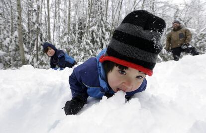 Juegos infantiles en la nieve en el paso de Snoqualmie, Washington, EE UU.