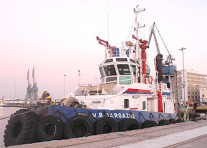 El remolcador <i>Sargazos,</i> en la Bahía de Cádiz.