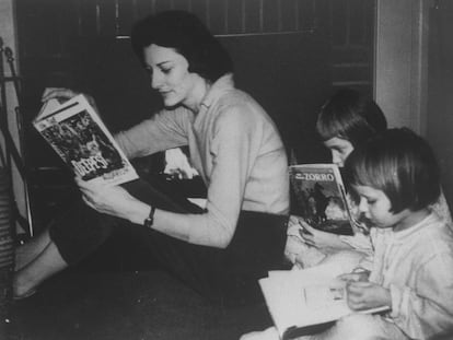 La poeta Anne Sexton leyendo con sus hijas en casa.